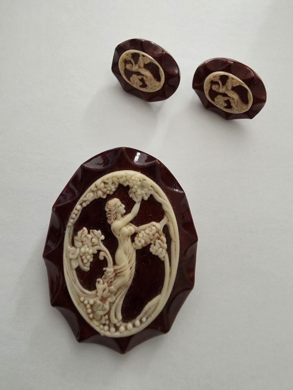 vintage burgundy and cream resin cameo brooch and matching earring